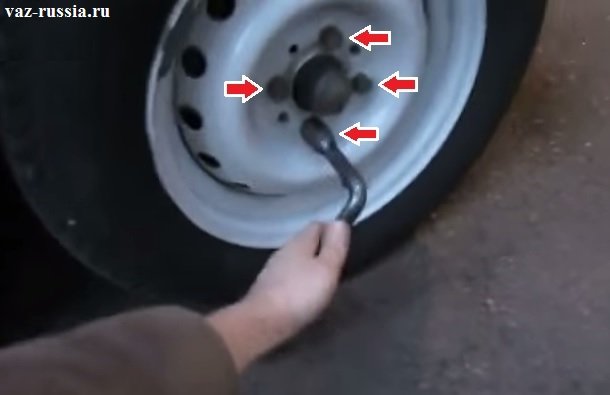 Ослабление четырёх болтов крепящих колесо к автомобилю