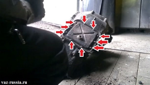 Болты которые крепят нижнюю крышку к картеру коробки