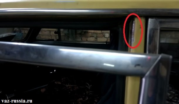 На фотографии изображена протёртая стойка, которую придётся загрунтовать и покрасить, а иначе со временем она начнёт гнить