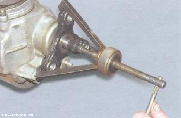 Снятие самого фланца эластичной муфты, при помощи специального съёмника
