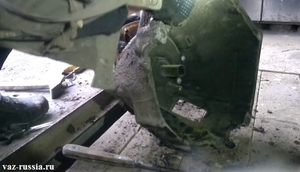 Проверка состояния снятого картера сцепления