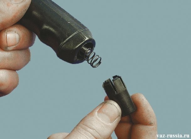 Кнопка ручного тормоза и пружинка этой кнопки