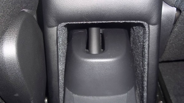 Крепление подлокотника на Весту