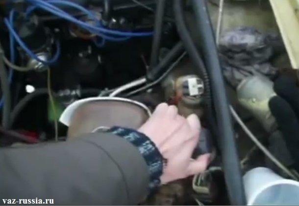 Отворачивание крышки бачка гидропривода