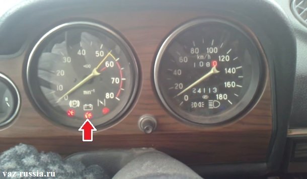 Лампа заряда АКБ указана стрелкой на тахометре автомобиля ВАЗ 2106