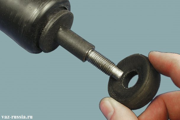 Снятие со штока нижней подушки