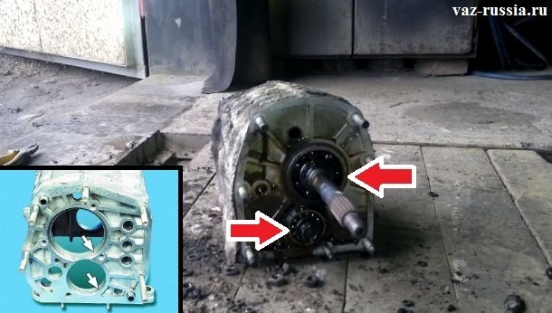 Стрелками обозначена поверхность расточек под подшипники в коробке