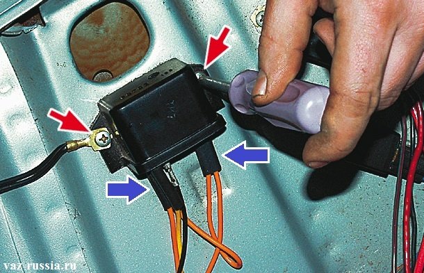 Отворачивание винтов и отсоединение всех проводов подсоединяющихся к реле