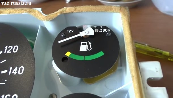 Стрелка указателя уровня топлива находящаяся на отметки «min»
