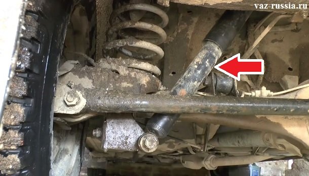 Стрелкой показано местонахождение заднего амортизатора