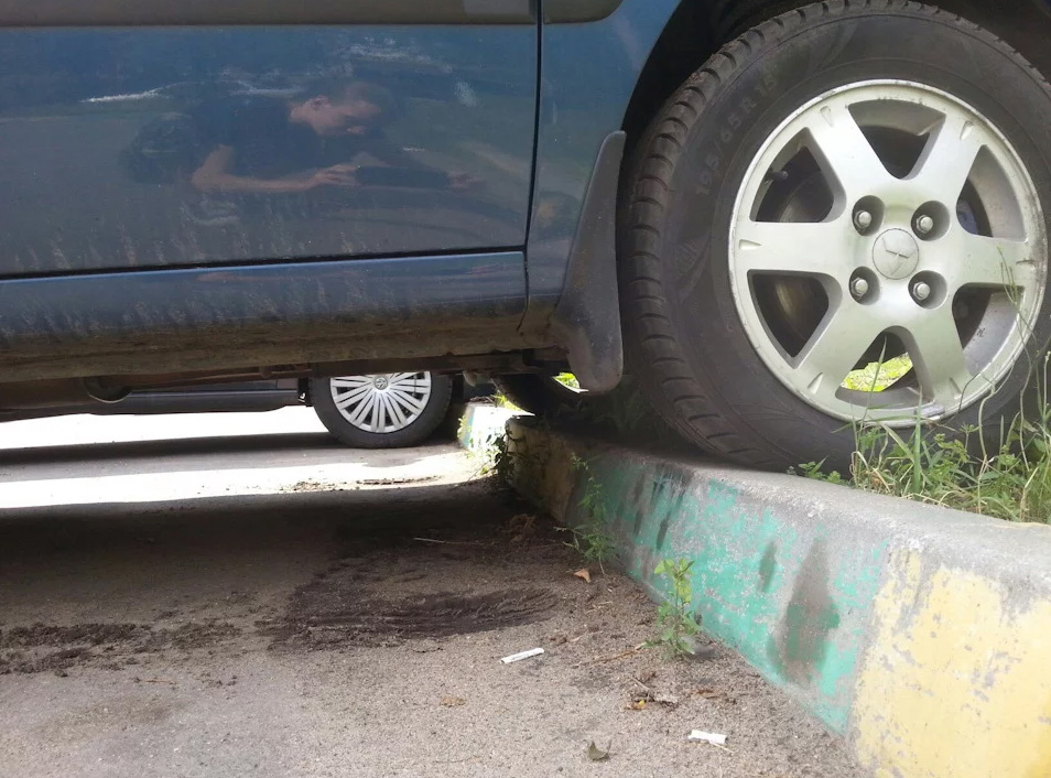 наезд на бордюр